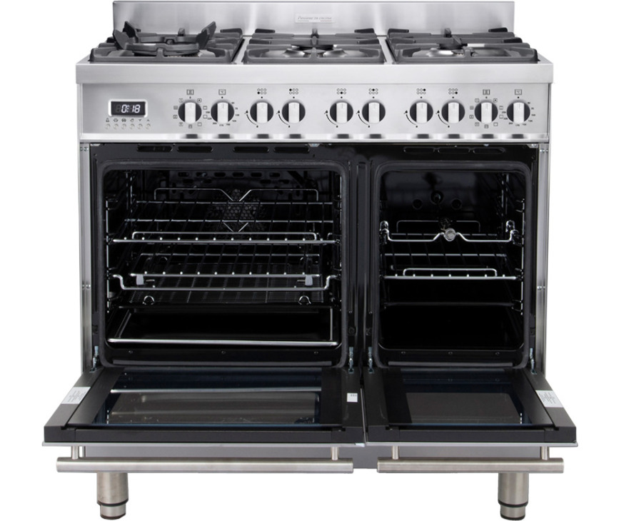 De opbergruimte onder de ovens biedt plaats voor de roosters en bakplaten welke niet gebruikt worden.