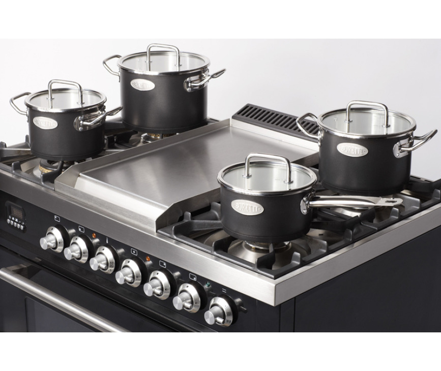 De frytop op het BORETTI fornuis VFP93ZW is perfect voor het bereiden van vlees, vis, groete e.d.