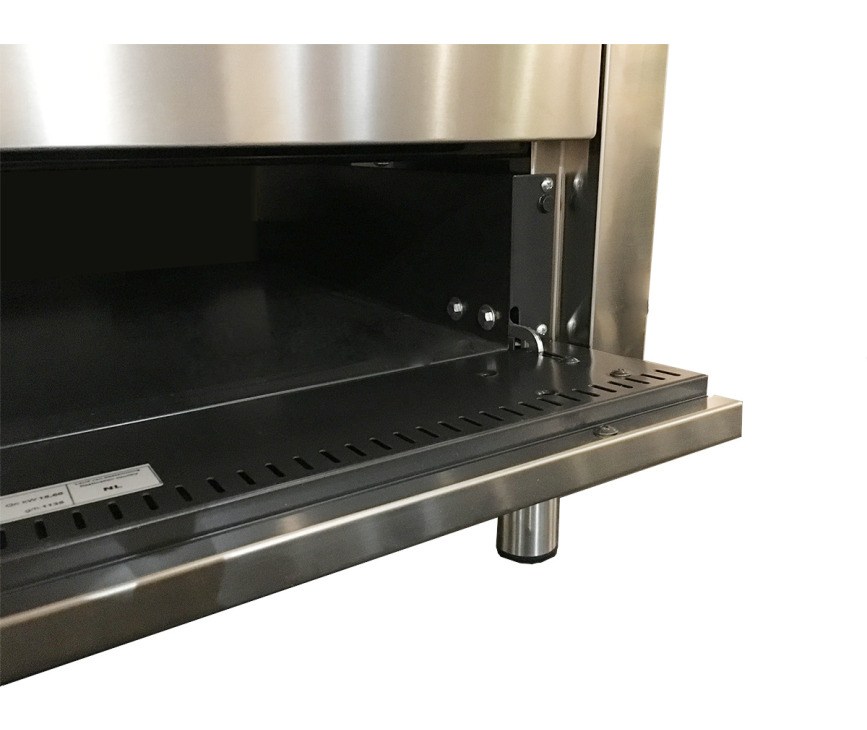 Praktisch is de opbergruimte onder de oven welke toegankelijk is door middel van een klep