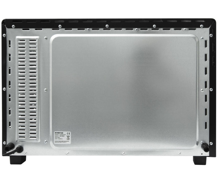De achterzijde van de oven is vlak maar beschikt wel over ventilatie sleuven.