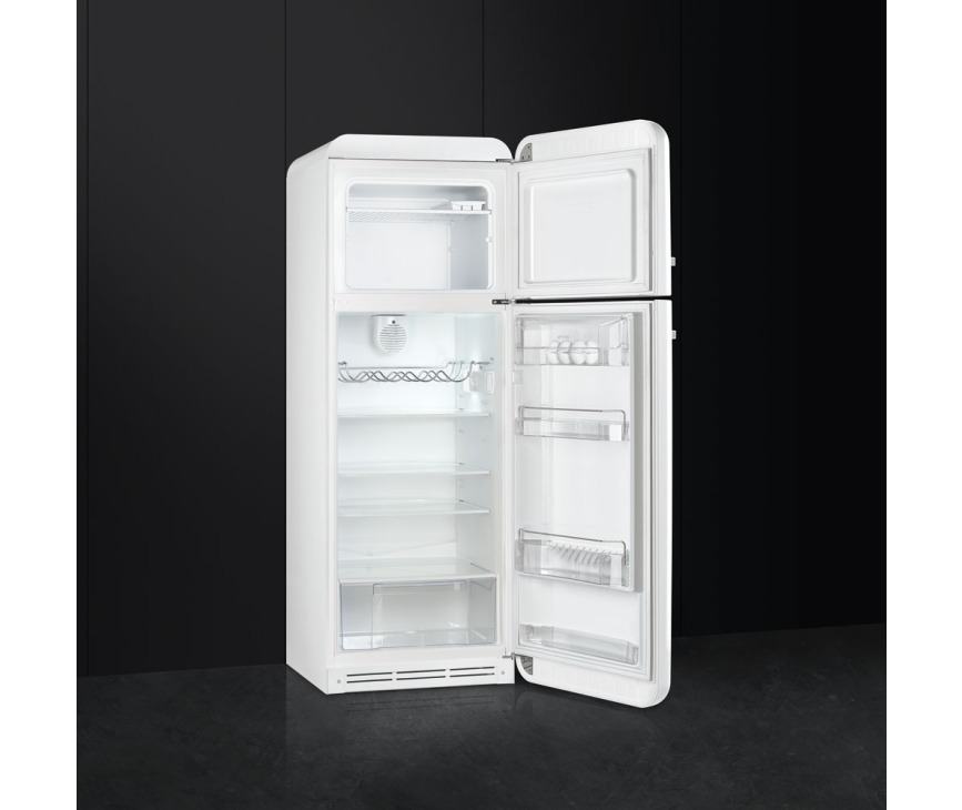 Foto van de binnenzijde van de SMEG retro jaren 50 koelkast FAB30RB1 behoort tot de retro jaren 50 koelkast 