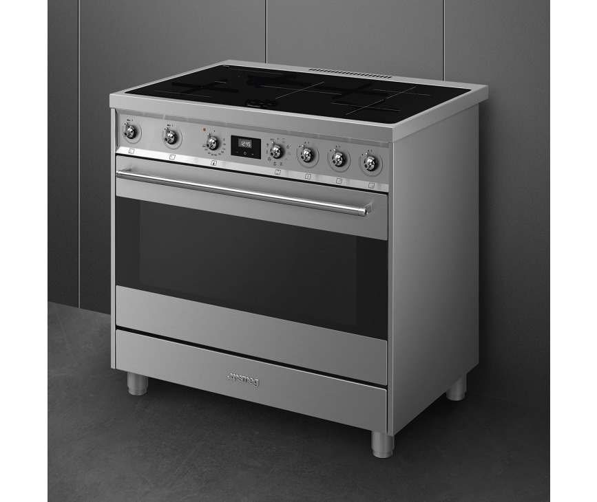 Fraai is het zwart getinte glas van de Smeg C9CIMX9-1 welke het fornuis niet alleen een strak maar ook een chique design geeft.