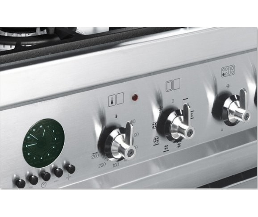 Het 150 cm. brede kookvlak van het Smeg CS150NLK wordt bediend door middel van de kenmerkende smeg knoppen