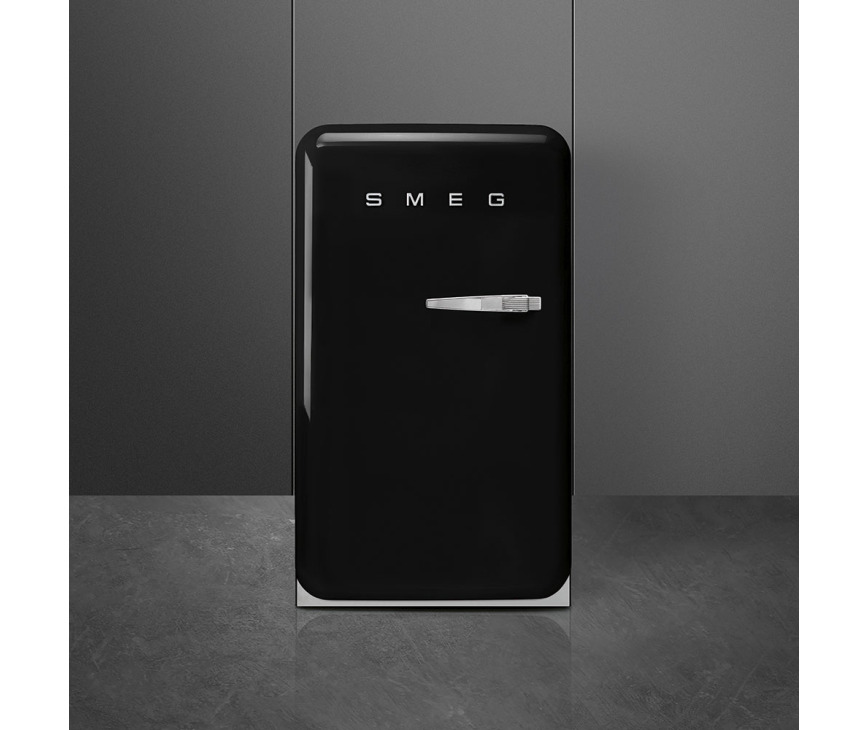De Smeg FAB10LBL5 heeft tafelmodel afmetingen en is uitgevoerd in de kleur zwart