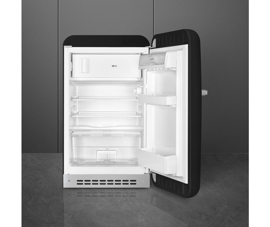 Het interieur van de Smeg FAB10RBL5 zwarte koelkast - rechtsdraaiend