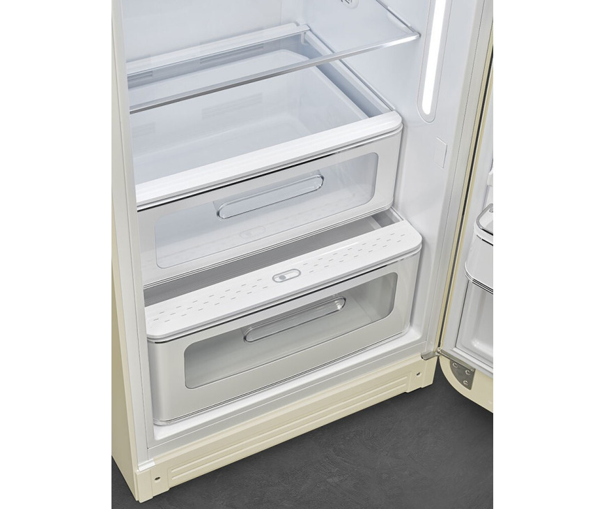 Onderin de Smeg FAB28RCR5 koelkast creme - rechtsdraaiend bevinden zich handige groentelades waarin de luchtvochtigheid regelbaar is