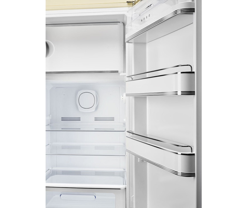 De met chroom afgewerkte deurvakken in de Smeg FAB28RCR5 koelkast creme - rechtsdraaiend