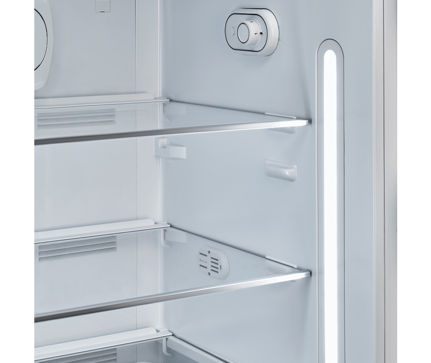 De LED verlichting zorgt voor helder zicht in de Smeg FAB28RPB5 koelkast