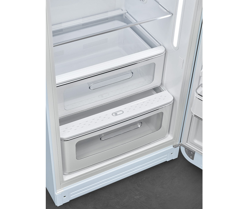 De Smeg FAB28RPB5 koelkast blauw - rechtsdraaiend heeft onderin een Life Plus verszone