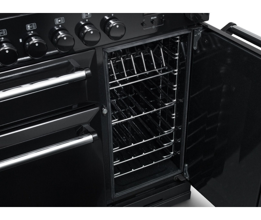 De longdoor oven bevindt zich aan de rechter zijde en heeft een ruime inhoud met hetelucht functie