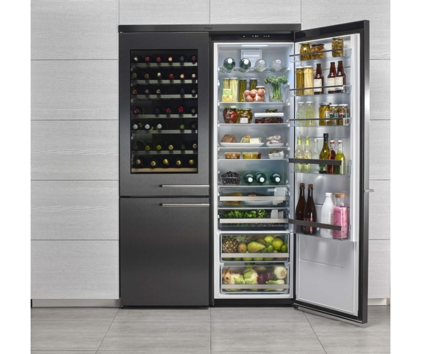 Strak maar ook zeer praktisch: Atag KA2512AD blacksteel koelkast met daarnaast de KA2512WD