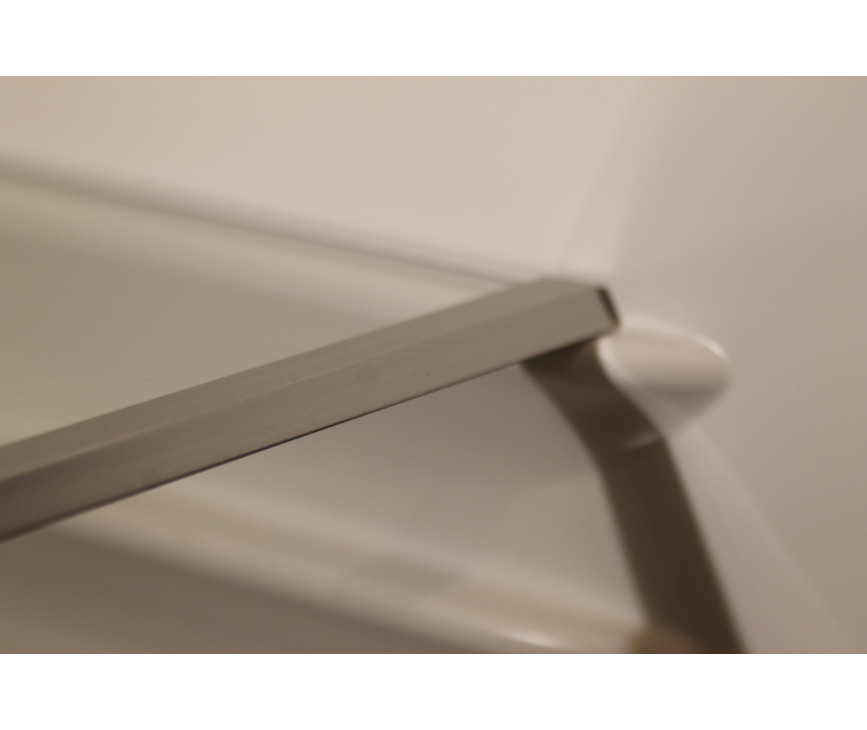 Het koelgedeelte heeft leggers van veiligheidsglas afgewerkt met een rvs strip