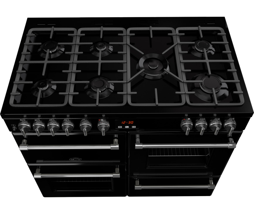 De  Farmhouse 100 DFT zwart beschikt over een 7-pits kookgedeelte met een wokbrander van 4,0 kW in het midden