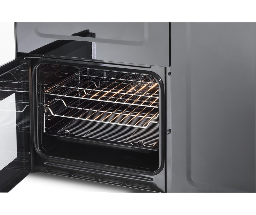 De ovens linksonder is multifunctioneel en beschikt over een inhoud van 53 liter
