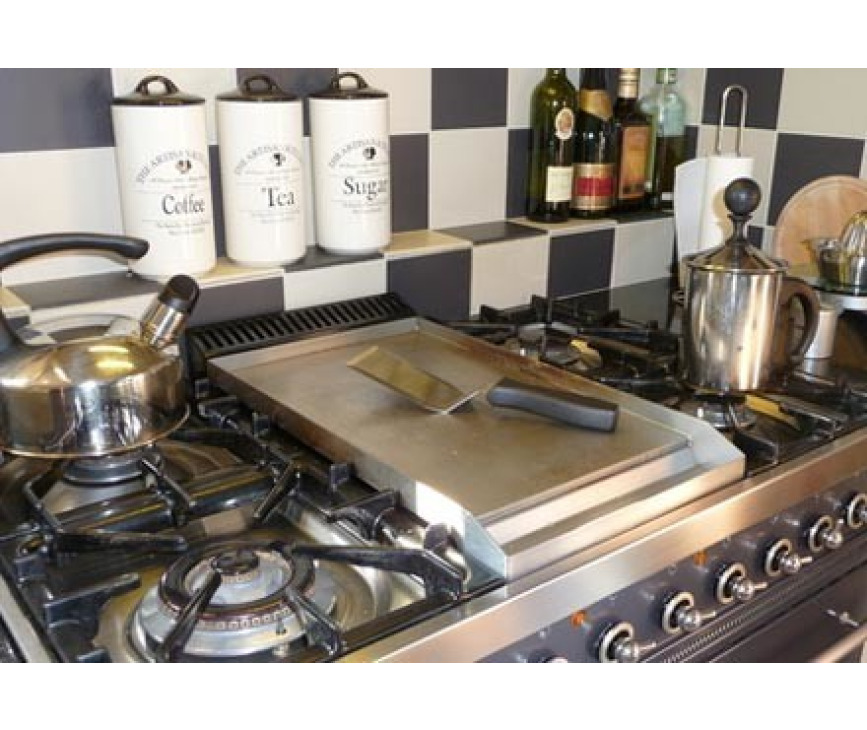 De SPATOLA spatel is ideaal te gebruiken in combinatie met de BORETTI frytop bakplaat.