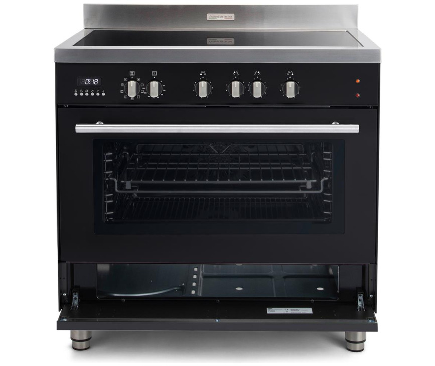 Onder de grote oven is een praktische opbergruimte geplaatst.
