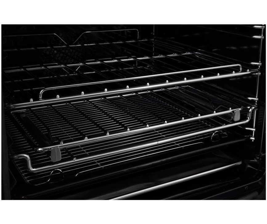 Praktisch is de ruime oven met telescopisch uittrekbare roosters / bakplaten