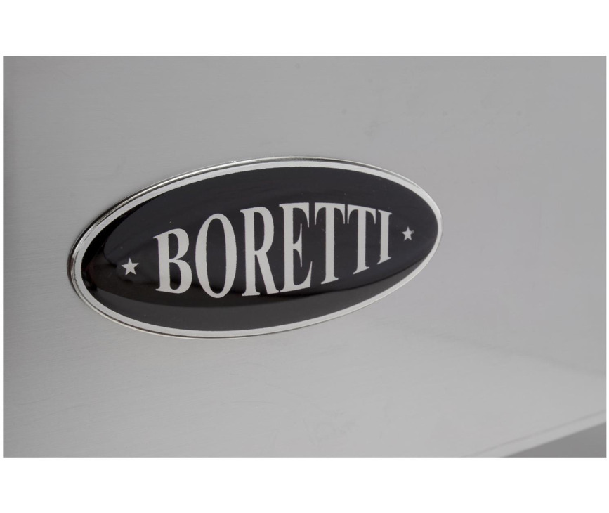 Op de klep van het fornuis is een Boretti logo geplaatst