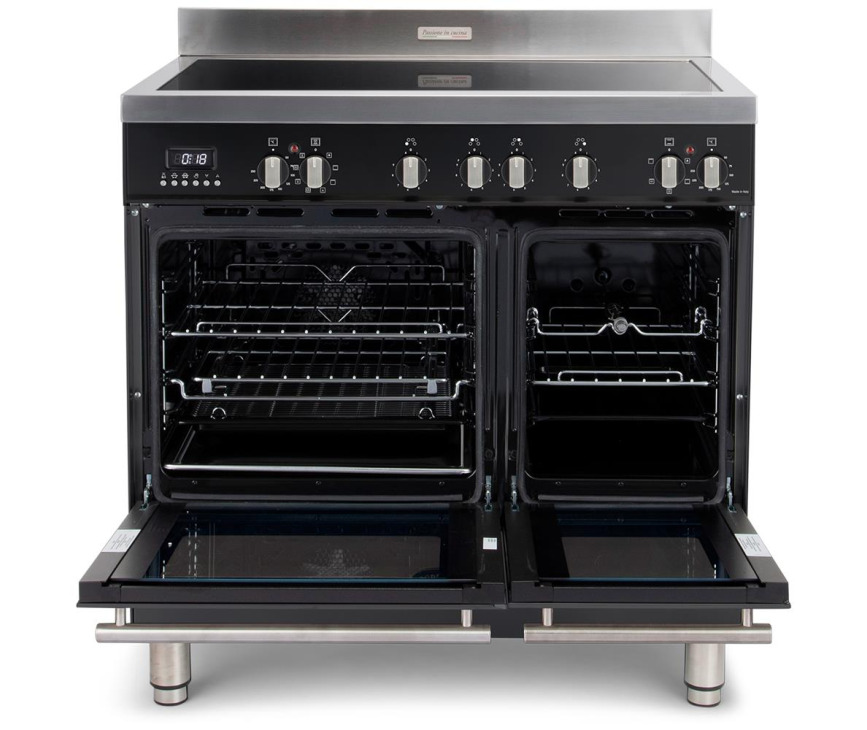 De grote ovens links is een multifunctionele oven met hetelucht