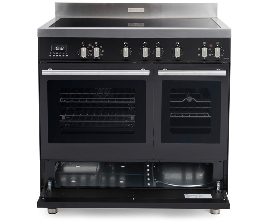 Onder de twee ovens is een ruime opbergruimte geplaatst waar bakplaten en roosters in kunnen