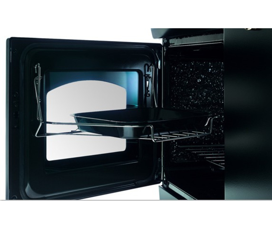 De hetelucht oven links van de Falcon Classic 110