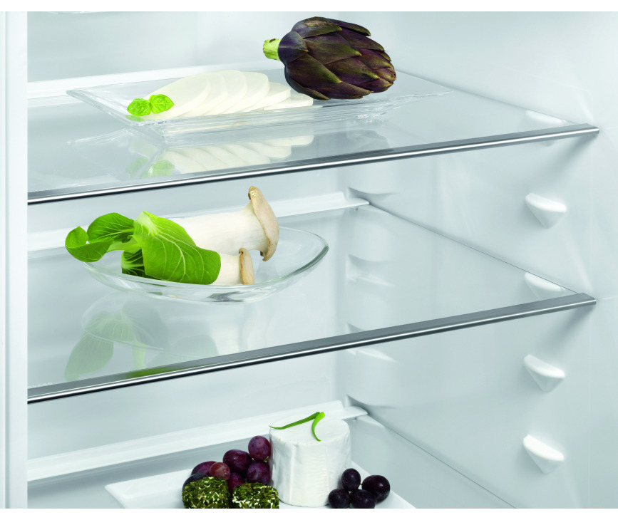 Het interieur van de Electrolux EN3453MOX is uitgevoerd met glazen leggers welke in hoogte verstelbaar zijn