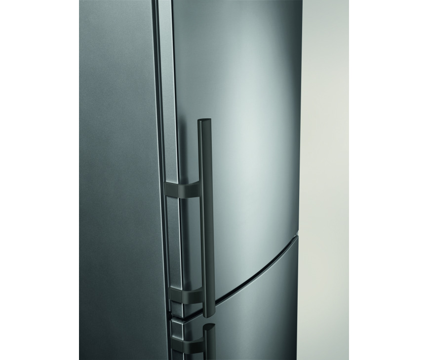 De Electrolux EN3453MOX is uitgevoerd met vingervlevrij roestvrijstaal front