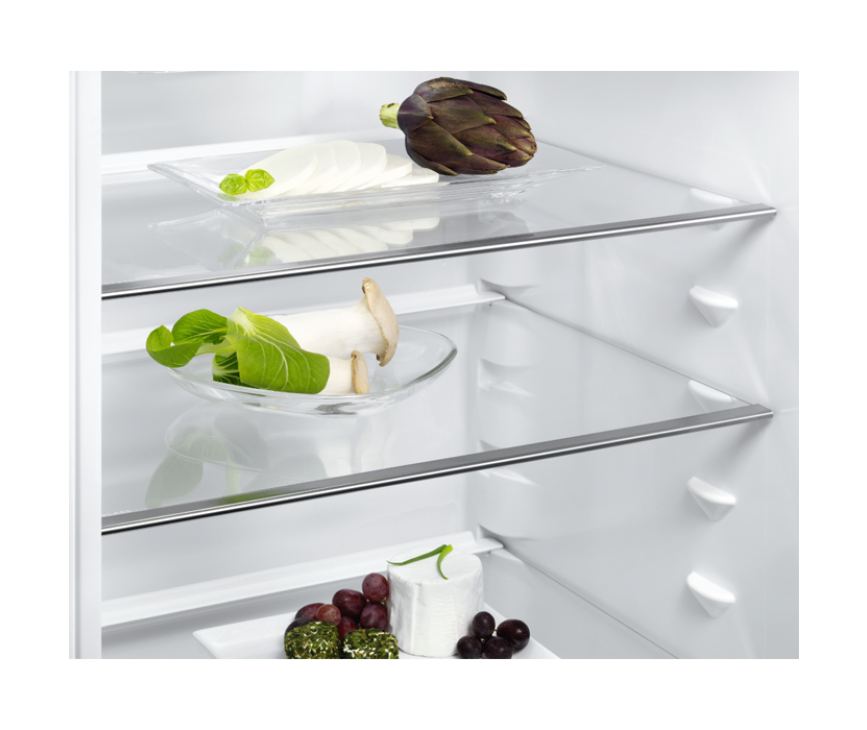 De binnenzijde van het koelgedeelte van de Electrolux EN3613MOX is voorzien van leggers van veiligheidsglas