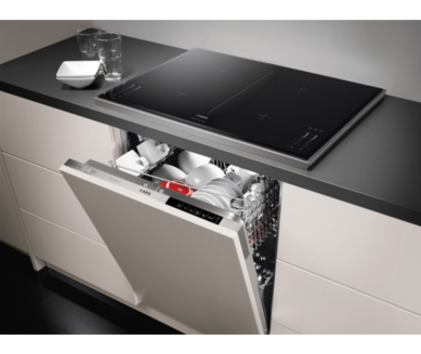 De ESL6370RO ingebouwd in een keuken waarbij de keukendeur er weer voor geplaatst is.