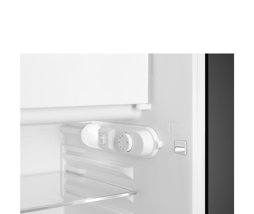 De Smeg FAB10LBL5 heeft tafelmodel afmetingen en is uitgevoerd in de kleur zwart