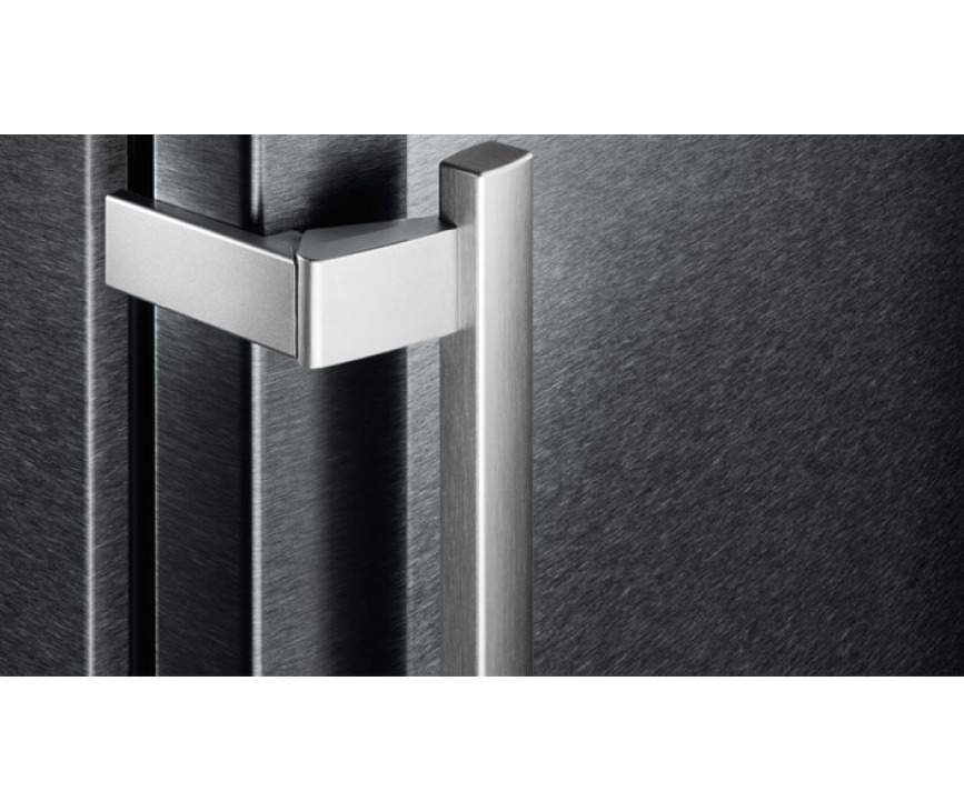 De Liebherr CPbs3413 is uitgevoerd in de nieuwe BlackSteel kleur 