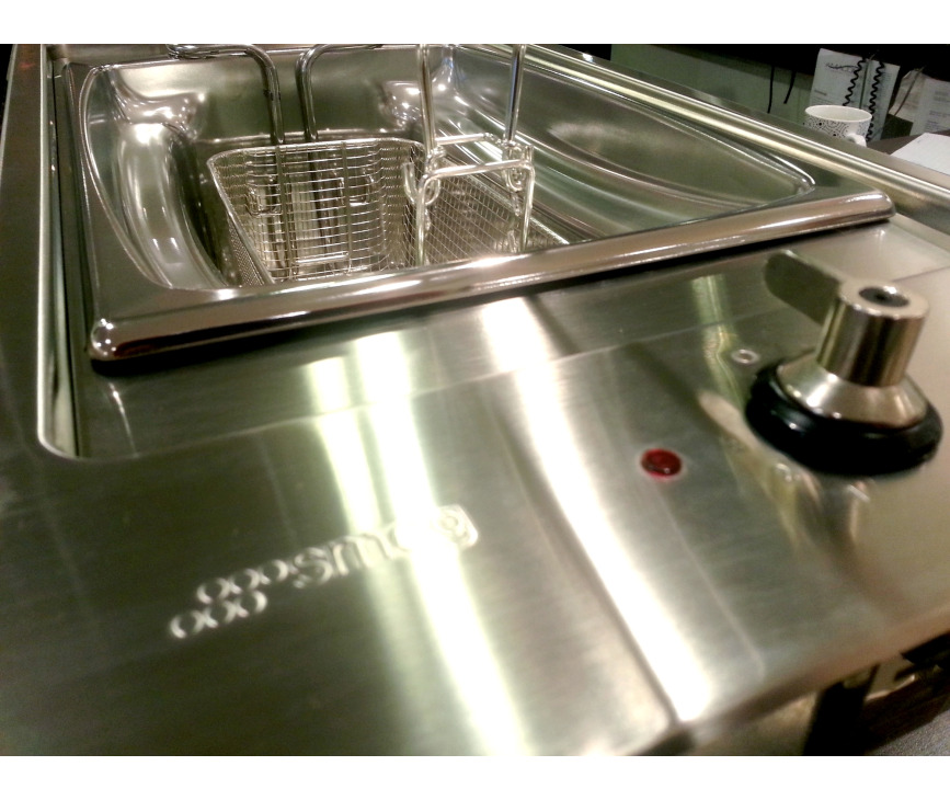 Fraai design van de SMEG friteuse met de typische SMEG knoppen