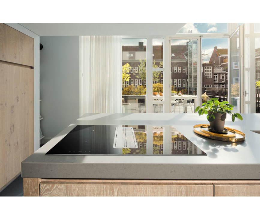 Foto van de Pelgrim IKR2083RVS geintegreerd in een moderne keuken. Fraaie is het open karakter doordat er geen afzuigkap boven de kookplaat hangt.