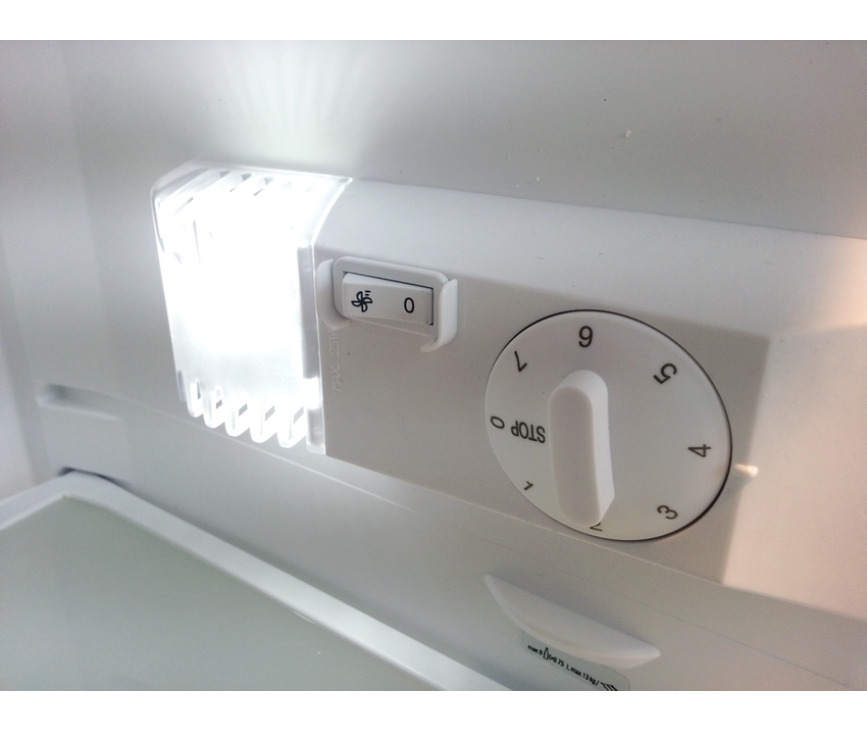 De PKV154BRU is uitgevoerd met heldere verlichting aan de binnenzijde.