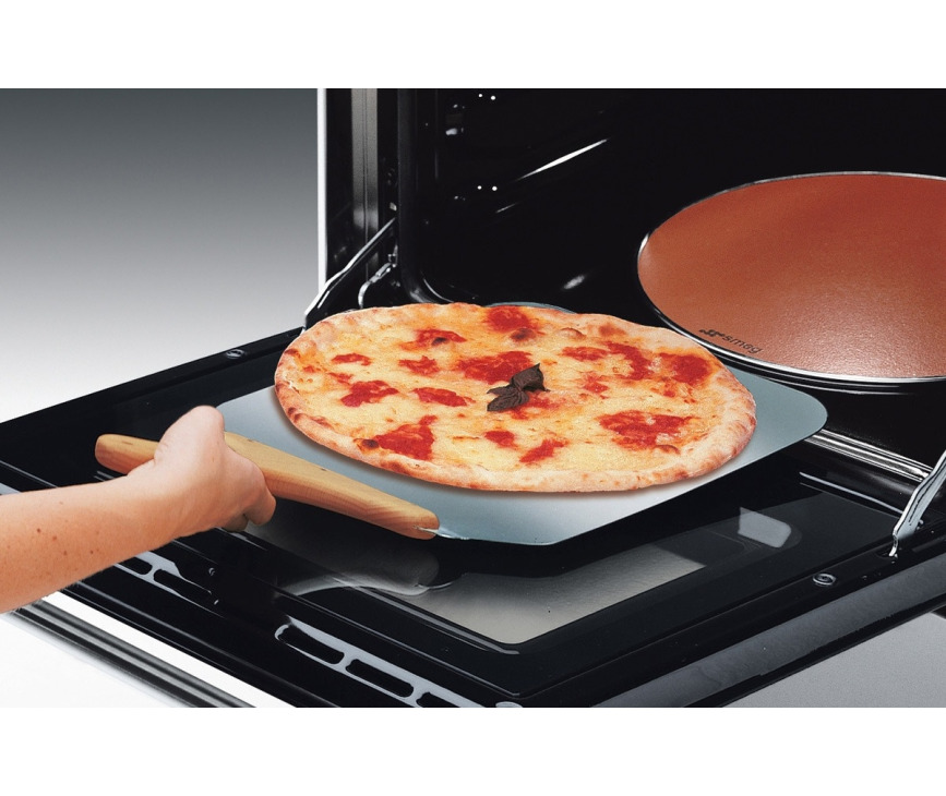 Foto van de SMEG pizzasteen PRTX gecombineerd met bijpassende pizzaschep PALPZ