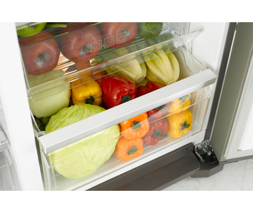 De Samsung RS7778FHCSR is voorzien van diverse lades voor het bewaren van groente en fruit