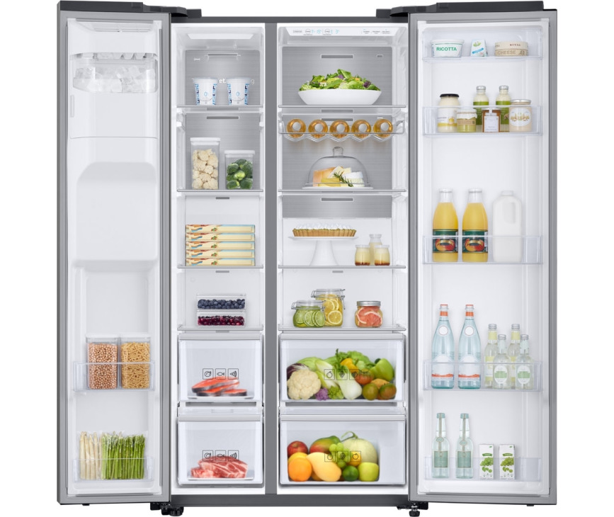 Foto van de binnenzijde van de Samsung RS68N8241S9 side-by-side koelkast