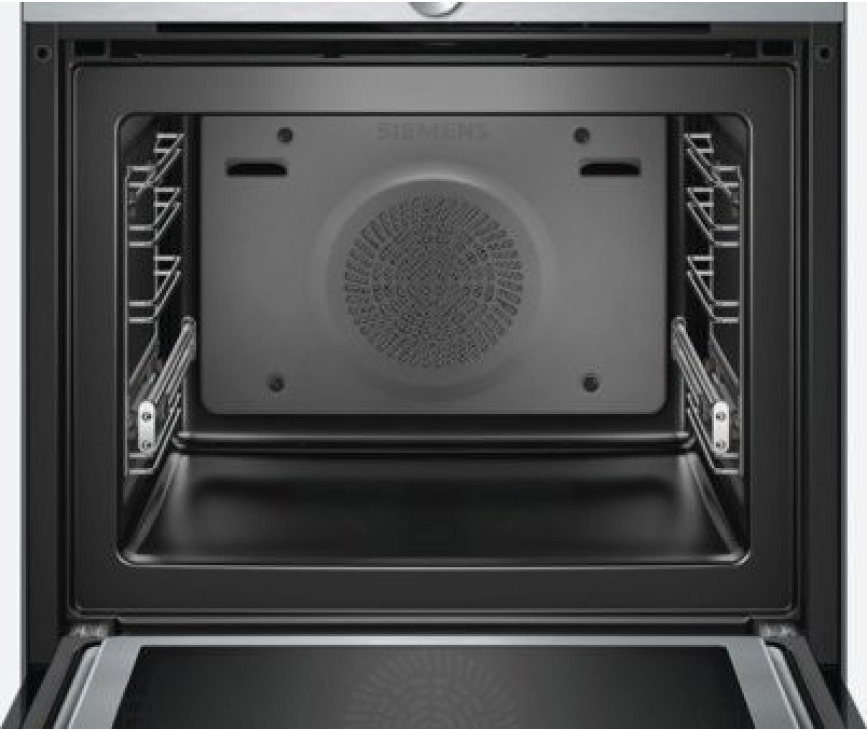 De binnenzijde van de Siemens HM633GNS1 oven met magnetron die wordt geleverd met bakplaten