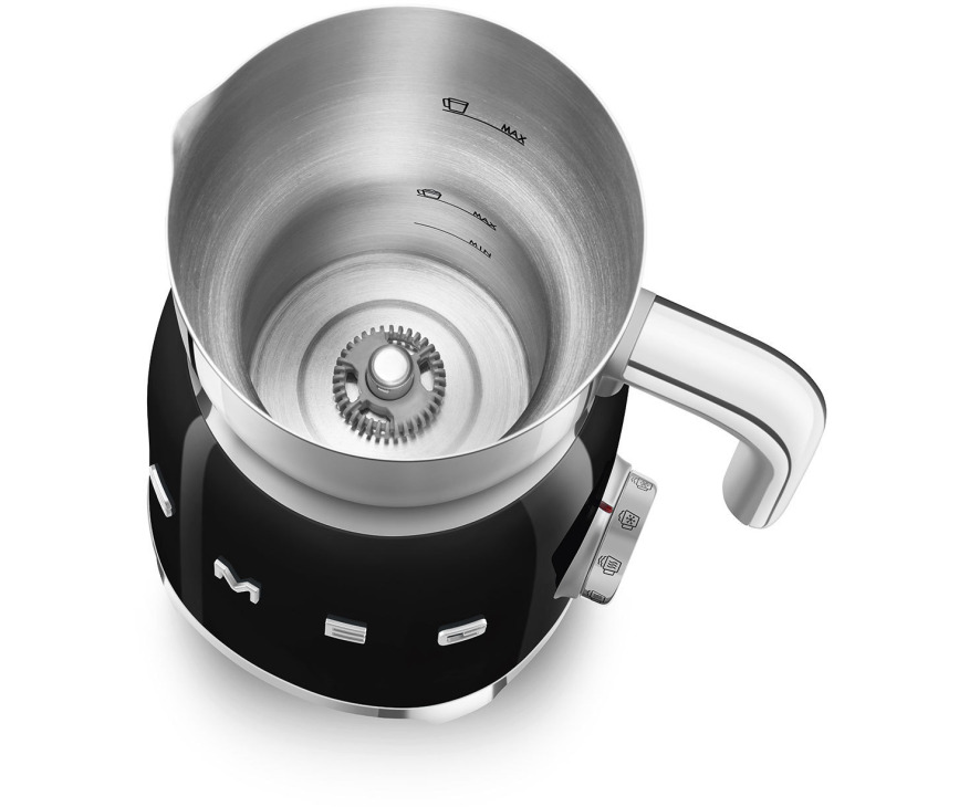 De Smeg MFF01BLEU melkopschuimer kan zowel koude als warme melk opschuimen