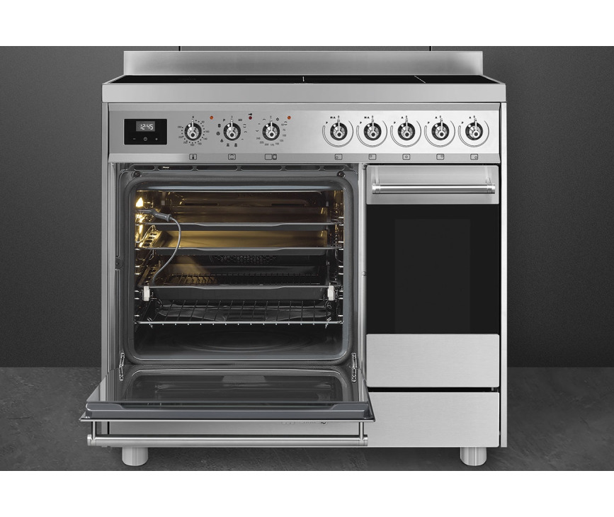 De grote ruime oven links heeft een energieklasse A label en beschikt over verschillende functies