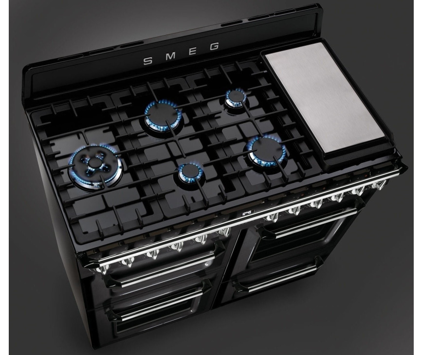 De bovenzijde van het SMEG fornuis TR4110NNLK is uitgevoerd met 7 branders en een bakplaat rechts (optioneel verkrijgbaar)