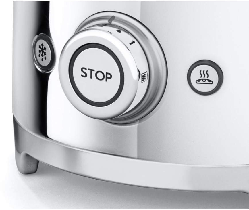 Het compacte bedieningspaneel van de Smeg TSF01SSEU broodrooster chroom