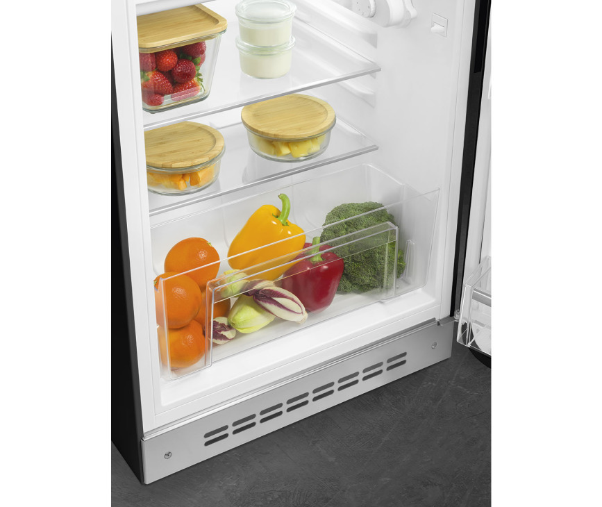Het interieur van de Smeg FAB10RBL5 zwarte koelkast - rechtsdraaiend