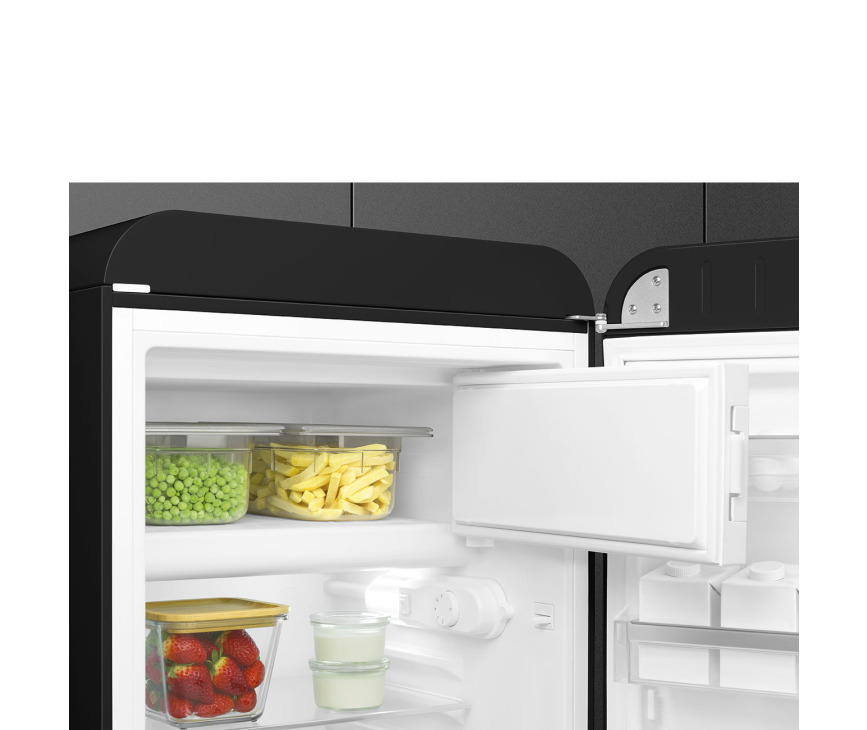 Het interieur van de Smeg FAB10RBL5 zwarte koelkast - rechtsdraaiend