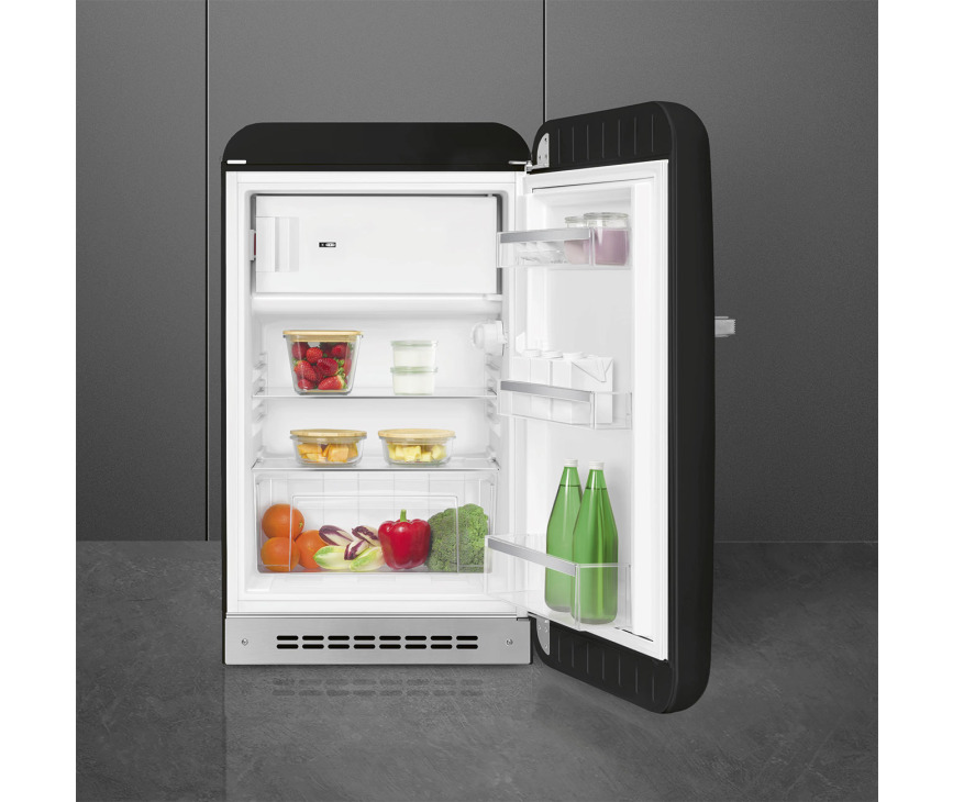 Het interieur van de Smeg FAB10RBL5 zwarte koelkast - rechtsdraaiend