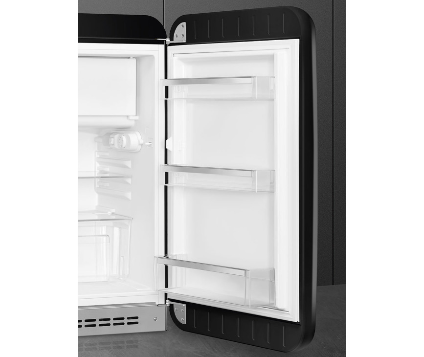 Het interieur van de Smeg FAB10RBL5 zwarte koelkast - rechtsdraaiend