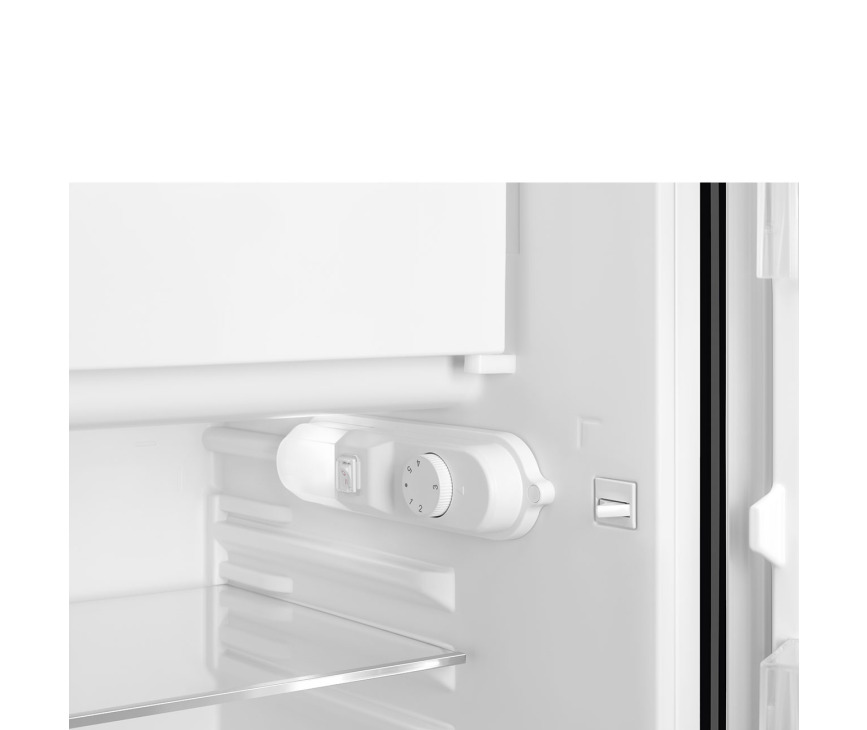 Het interieur van de Smeg FAB10RBL5 zwarte koelkast - rechtsdraaiend