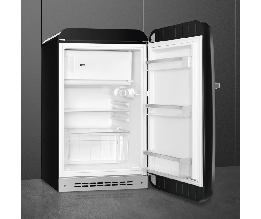 Het interieur van de Smeg FAB10RBL5 zwarte koelkast - rechtsdraaiend