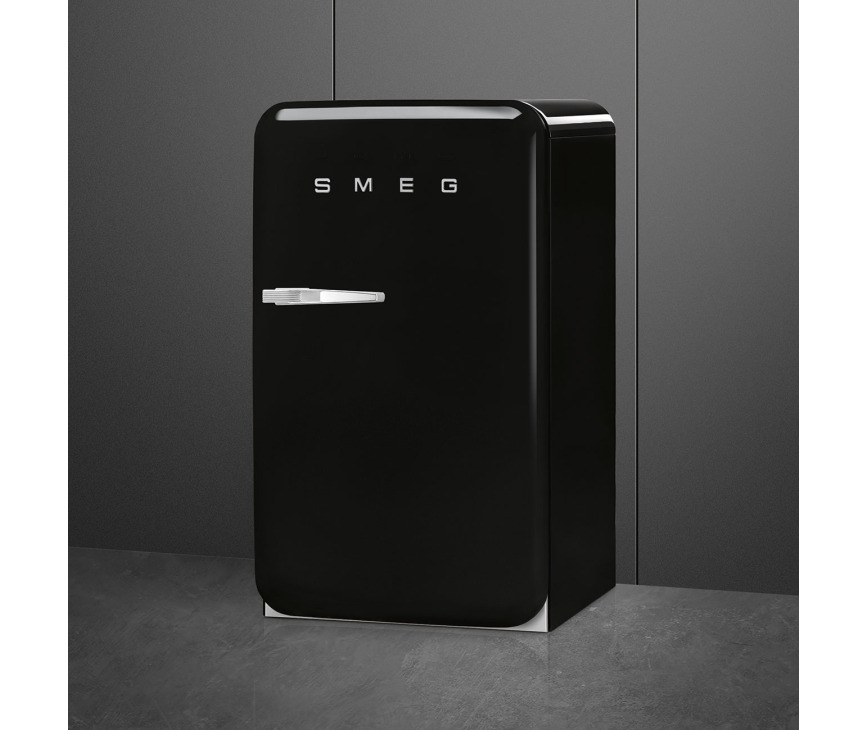 Het interieur van de Smeg FAB10RBL5 zwarte koelkast - rechtsdraaiend