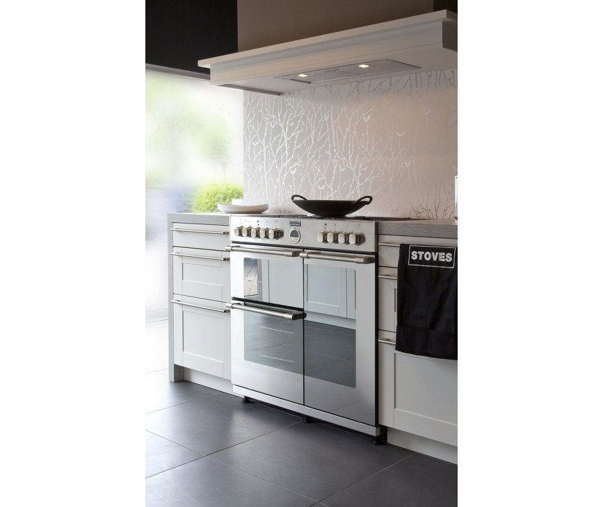 Het Stoves Sterling S900 DF rvs fornuis ingebouwd in een keuken